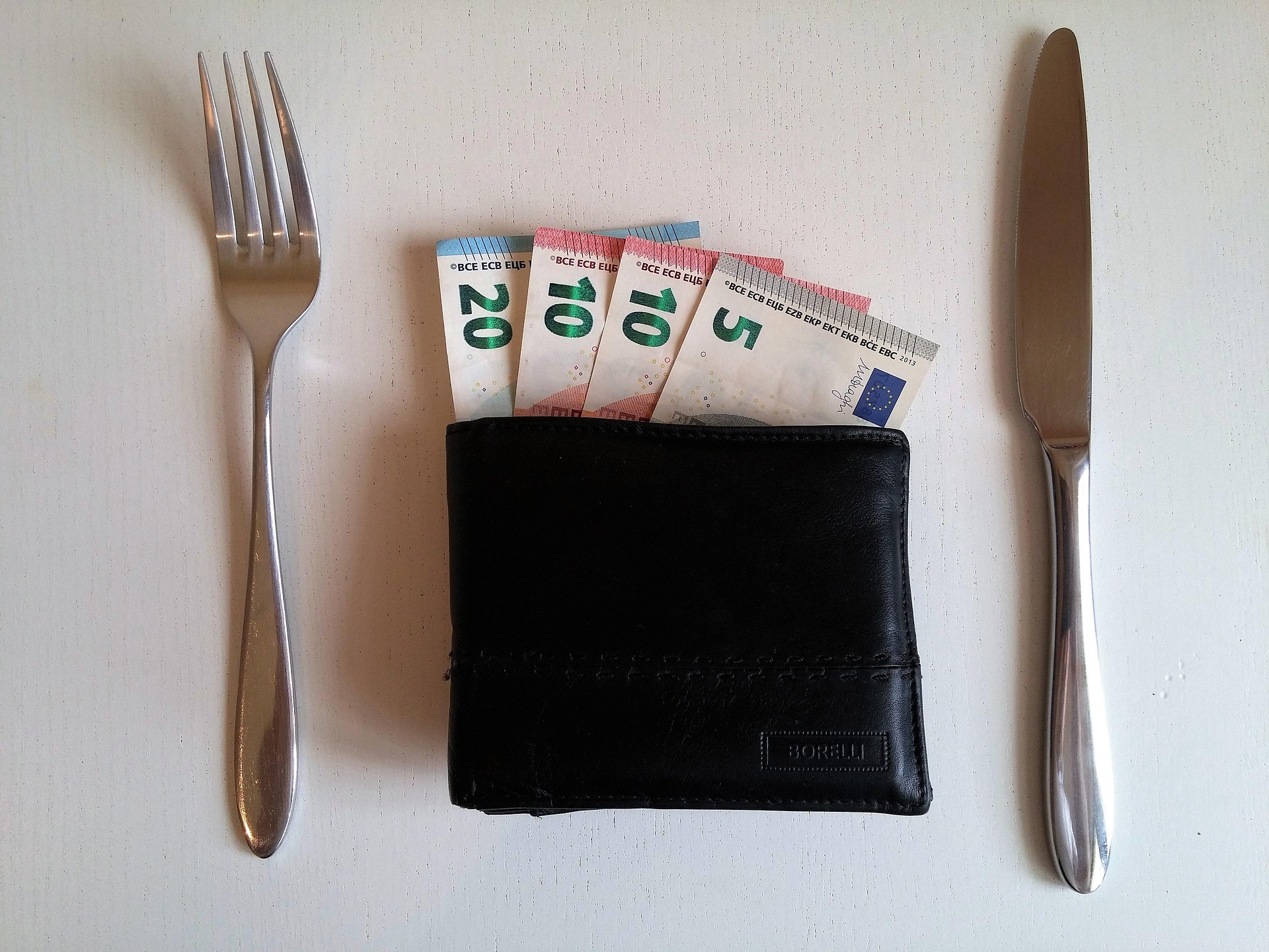 save money when eating out
